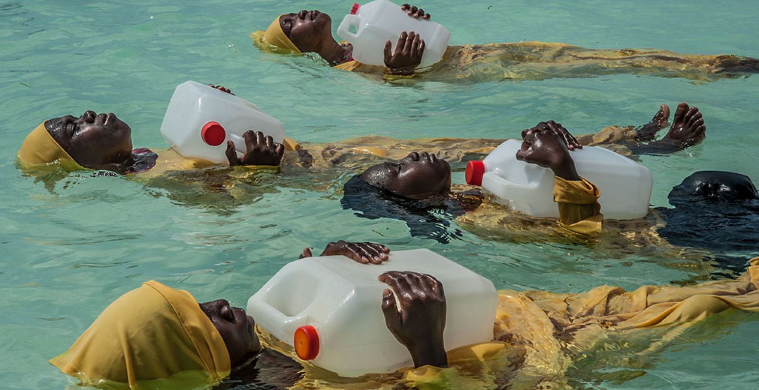 'Finding Freedom in the Water', meisjes van de Kijini Primary School leren zwemmen en anderen uit het water redden in the Indische Oceaan bij Muyuni Beach, Zanzibar. Foto: © Anna Boyiazis