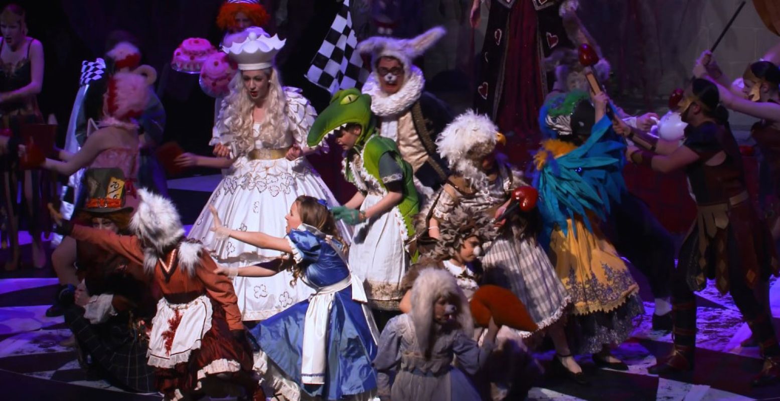 Ontmoet samen met Alice de wonderlijkste figuren tijdens de musical Alice in Wonderland. Foto: Nationaal Jeugd Musical Theater / still uit de trailer