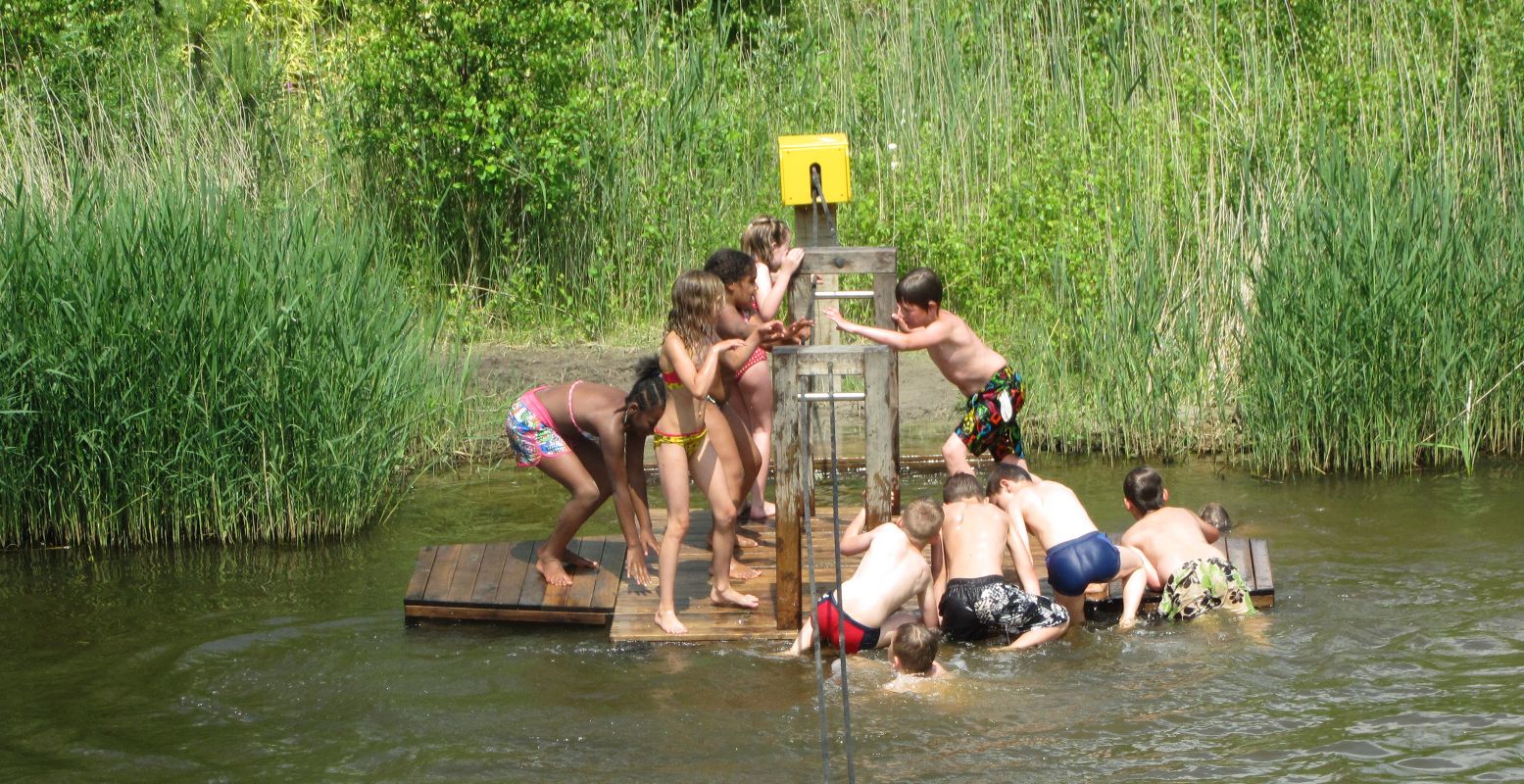 Ontsnap aan de hitte in een natuurspeeltuin vol water, zoals Netl De Wilde Tuin. Foto: Netl © Linda Crébas