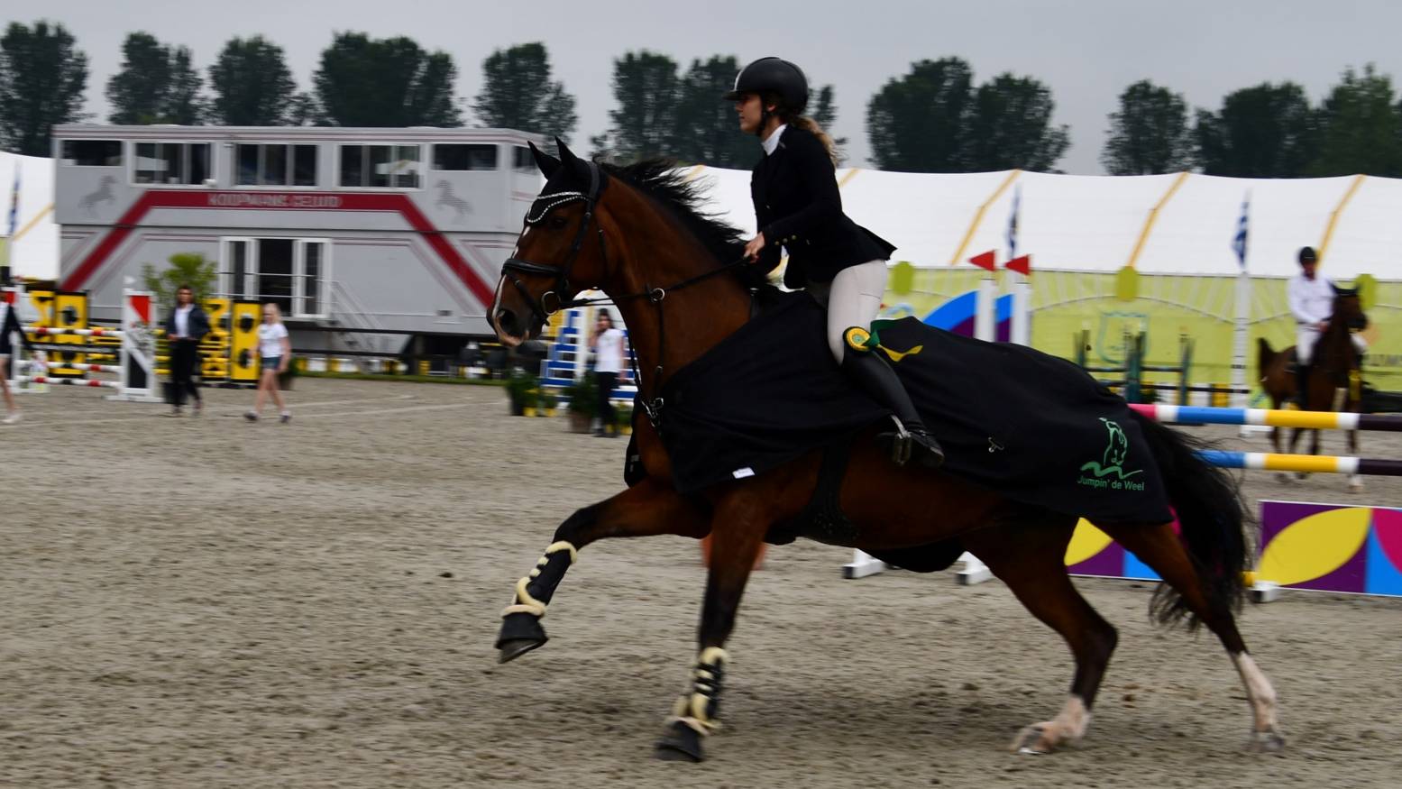 Raak betoverd en onder de indruk door de verschillende spring- en dressuurwedstrijden. Foto: Jumpin' de Weel © Joke Schipper Raak betoverd en onder de indruk door de verschillende spring- en dressuurwedstrijden. Foto: Jumpin' de Weel © Joke Schipper
