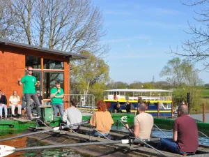 Luister goed naar de studenten, want zometeen ga je de rivier op! Foto: PromoCie der W.S.R.