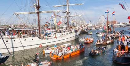 Bewonder de bijzondere Tall Ships vanaf de kade of comfortabel vanuit je eigen bootje. Foto: SAIL Amsterdam © Lisa Kunst