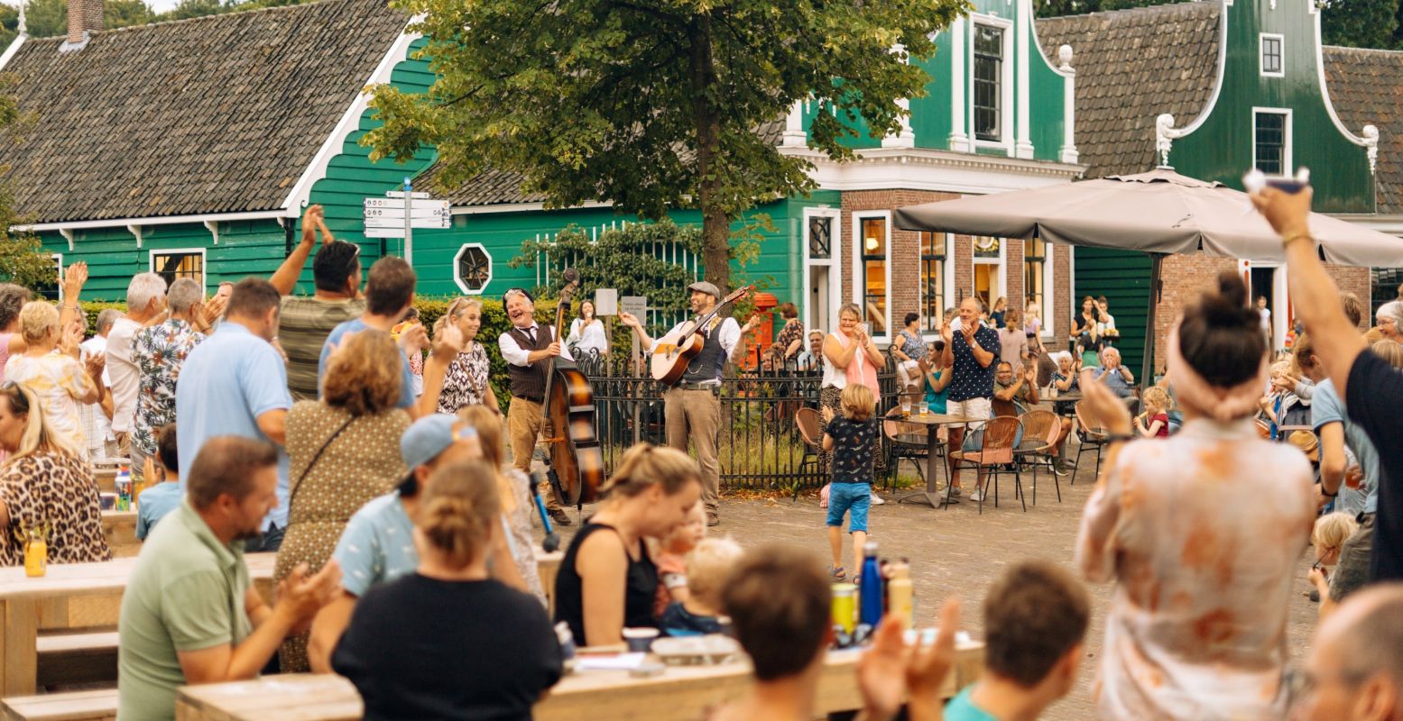 Kom tijdens de Zomeravonden offline genieten van de nostalgische sfeer in het Nederlands Openluchtmuseum. Foto: Nederlands Openluchtmuseum © Linde Berends Kom tijdens de Zomeravonden offline genieten van de nostalgische sfeer in het Nederlands Openluchtmuseum. Foto: Nederlands Openluchtmuseum © Linde Berends
