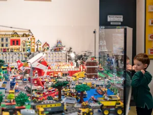 Museum van de 20e Eeuw Vergaap je een grote LEGO City. Foto: Museum van de 20e Eeuw.
