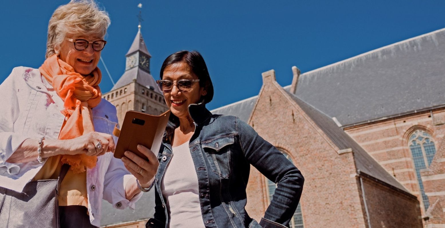 Download de Leerdam Tour app op je mobiel en wandel langs monumenten als de Grote Kerk. Foto: Tussen Lek & Linge © Maurice Giltjes