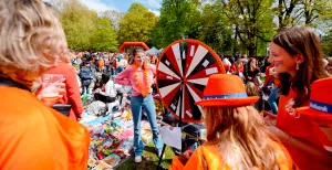 Dit zijn de leukste steden om Koningsdag te vieren! Het rad van fortuin op de Vrijmarkt in Utrecht. Foto: Utrecht Marketing © Ruben May