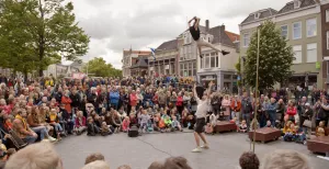 Wat kun je doen dit weekend? Loop dit weekend in Leeuwarden van theatervoorstelling naar concert naar circusoptreden. Foto: Fries StraatFestival