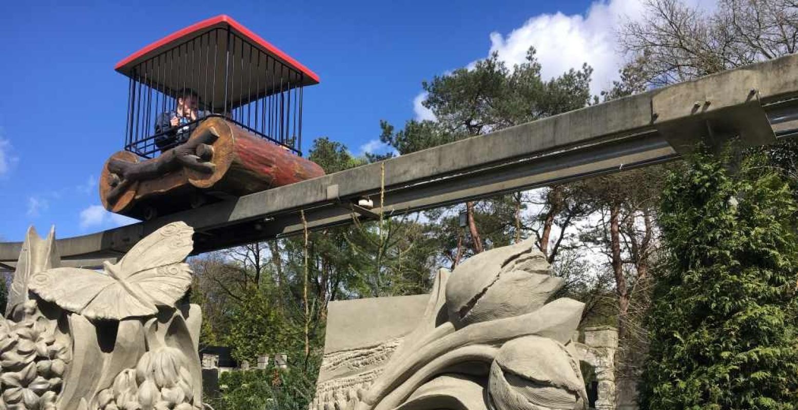 Leuk voor kinderen: de monorail! Zo zie je de sculpturen ook van bovenaf. Foto: Redactie DagjeWeg.NL