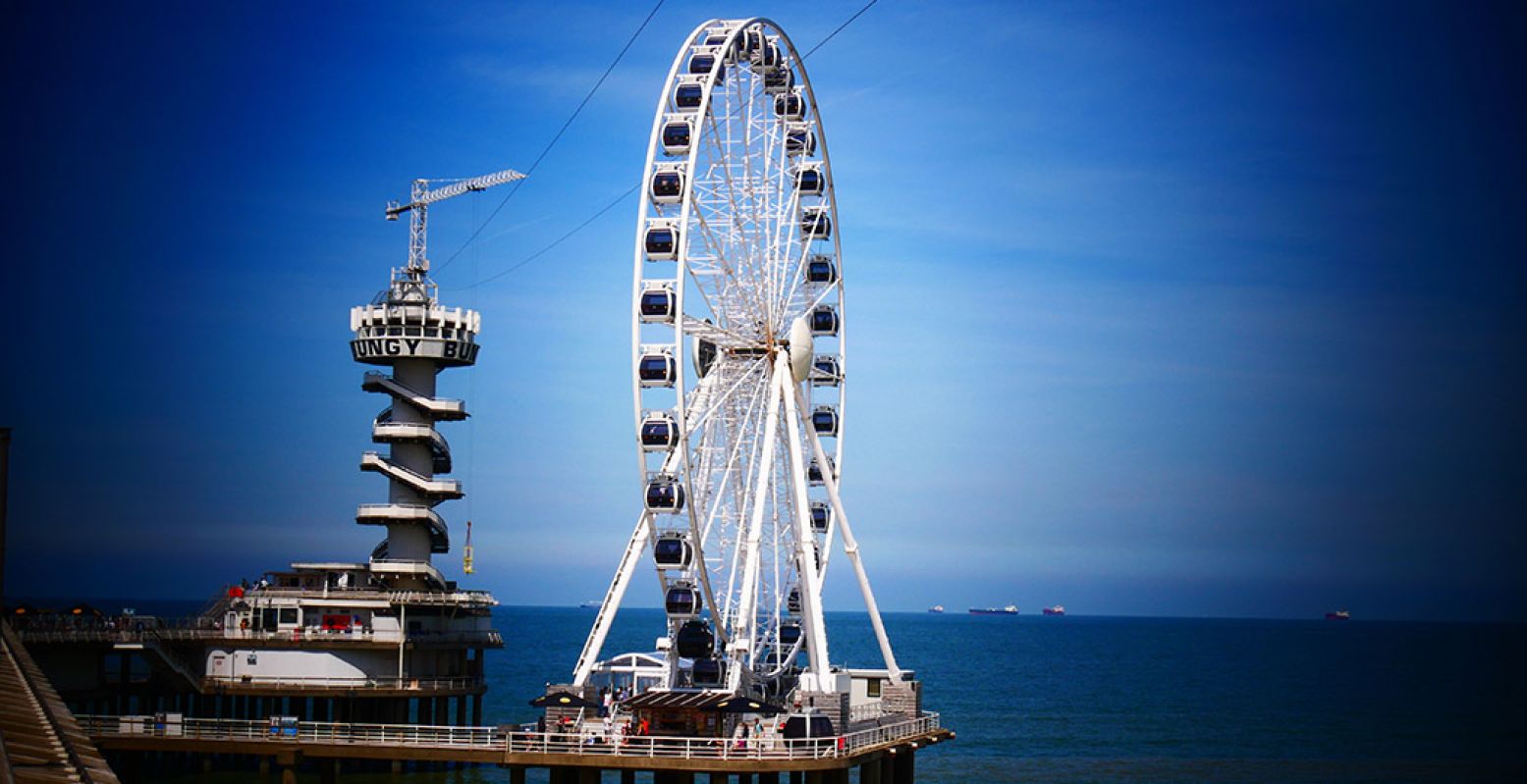 Eindig jullie romantische strandwandeling op de Pier van Scheveningen en zie de zon in zee ondergaan. Foto: Werner Redlich via  Pixabay 