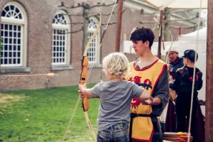 Kasteelschutters op Slot Loevestein Fotograaf: Sanne van Helden-Hak, Foto: Word jij een echte meesterboogschutter op Slot Loevestein?