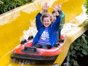 Wie durft van de razendsnelle bootjesglijbaan de Splash? Foto: BillyBird Park Hemelrijk