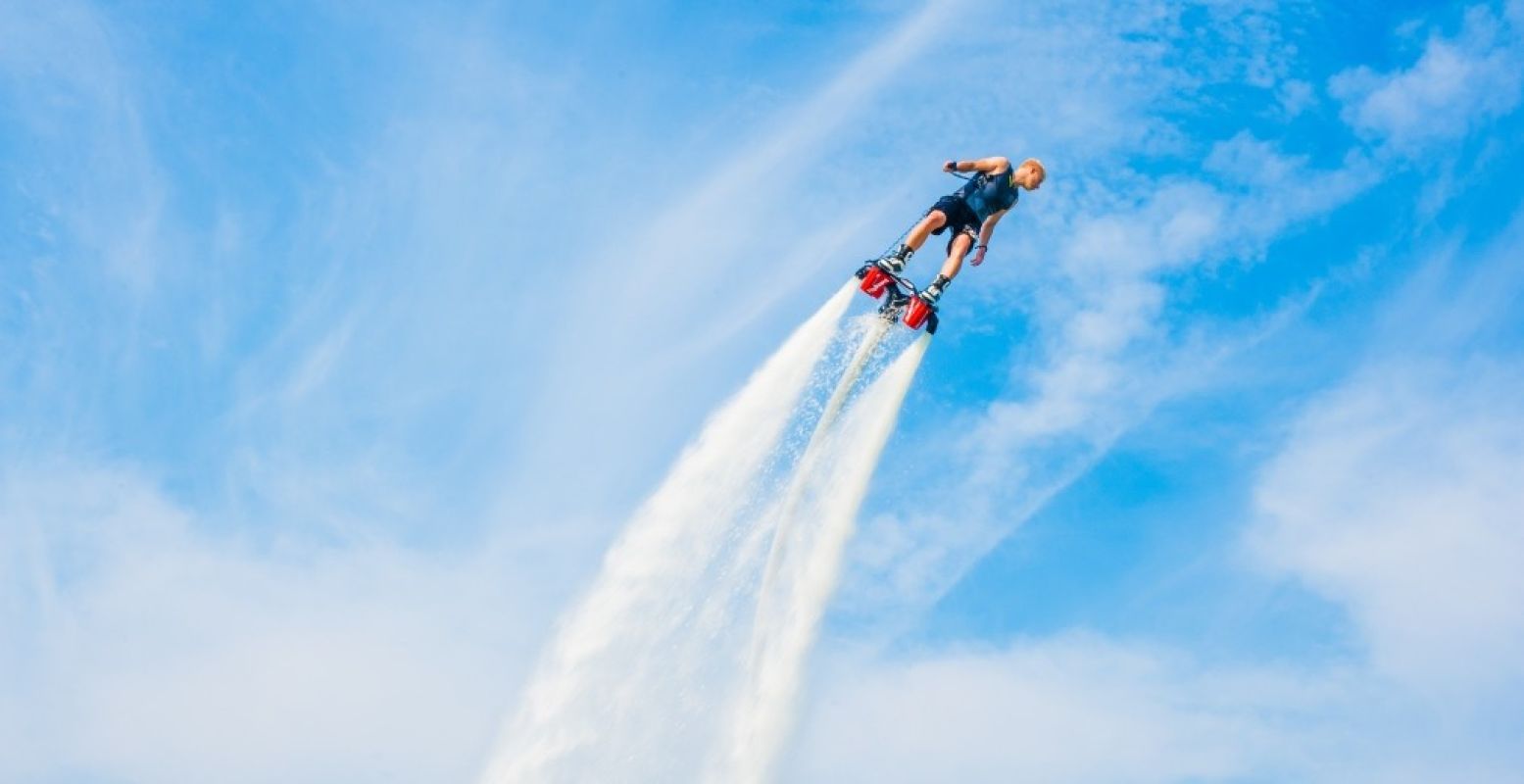 Spectaculaire stunts door professionele flyboarders zijn deze zomer te zien op het privéstrand van het Dolfinarium. Foto: Dolfinarium Harderwijk.