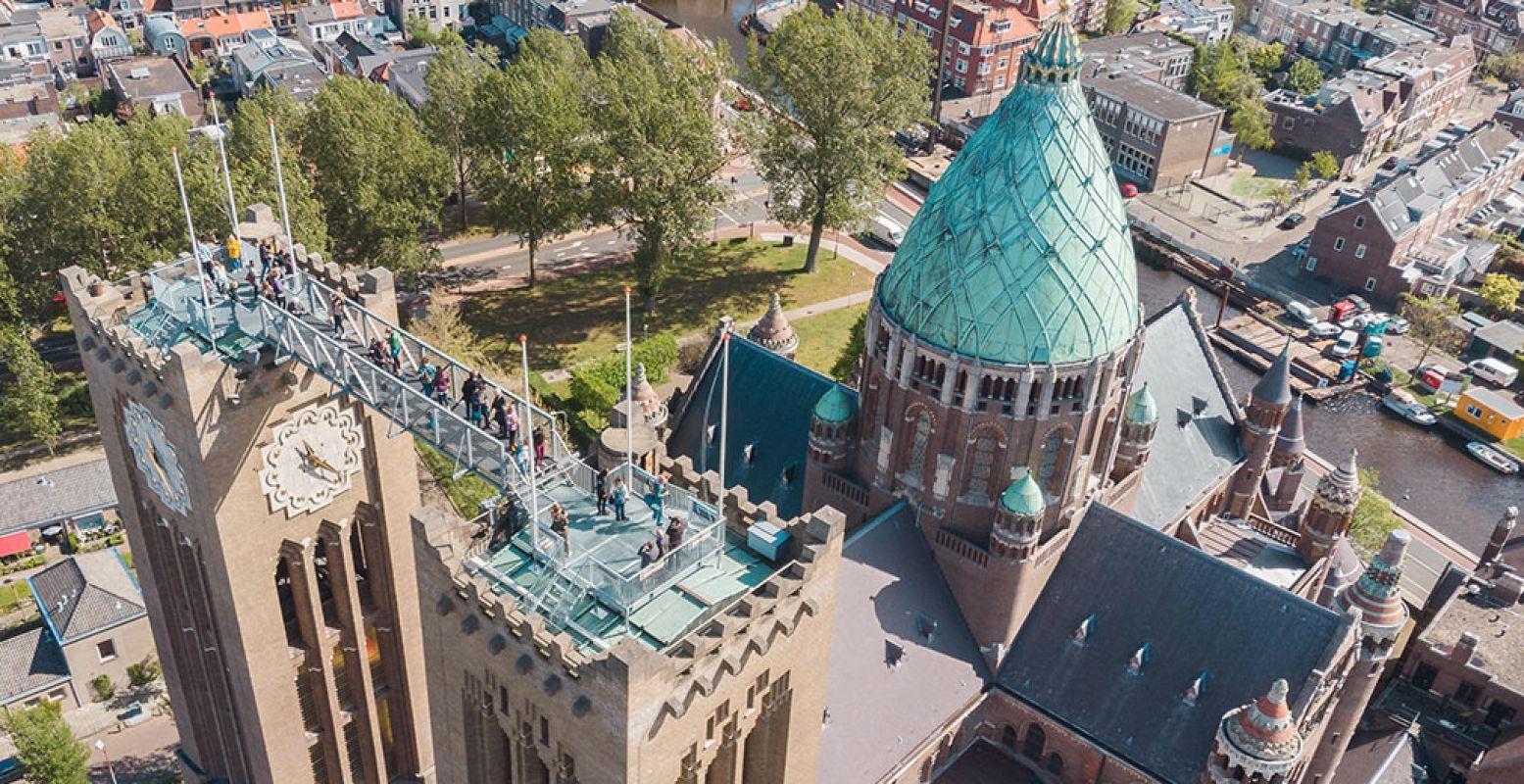 Tot eind juli kun je zestig meter boven Haarlem staan, tussen de torens van de bijzondere Koepel Kathedraal in Haarlem. Foto: Klim naar het licht