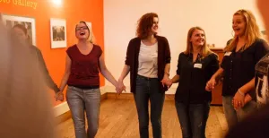 Leer de leukste vaardigheden met deze trendy workshops Samen lachen is gezond. Foto: GetTheLaughFlow ©