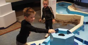 Lekker spetteren in het Nederlands Watermuseum! Zet de sluizen open en zorg dat het water zijn weg naar beneden vindt. Foto: DagjeWeg.NL