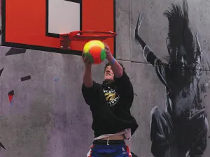 Basketballen in het trampolinepark. Foto: LOL Aalsmeer.