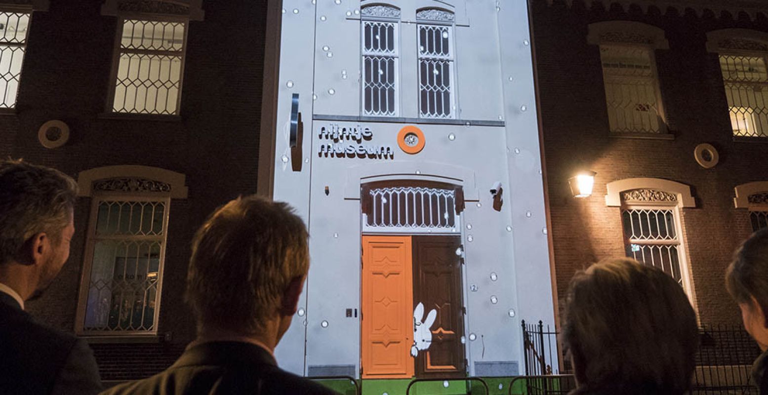 Projectie van Mr. Beam op de gevel van het nijntje museum. Foto: nijntje museum.