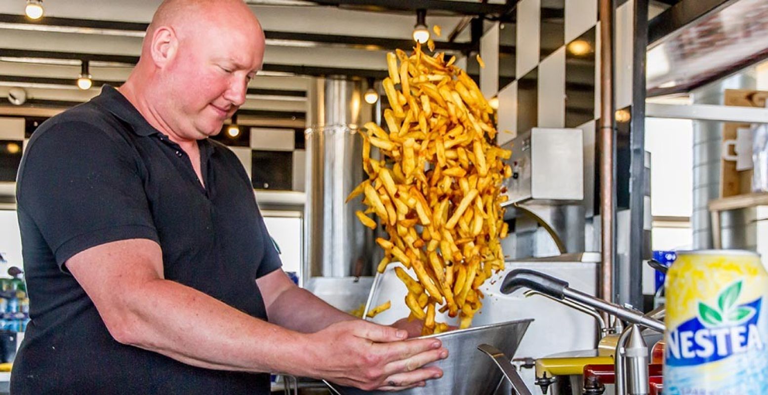 Verse friet uit Scheveningen bij Friterie Par Hasard. Foto: Pier Scheveningen © Daphne Mierop.