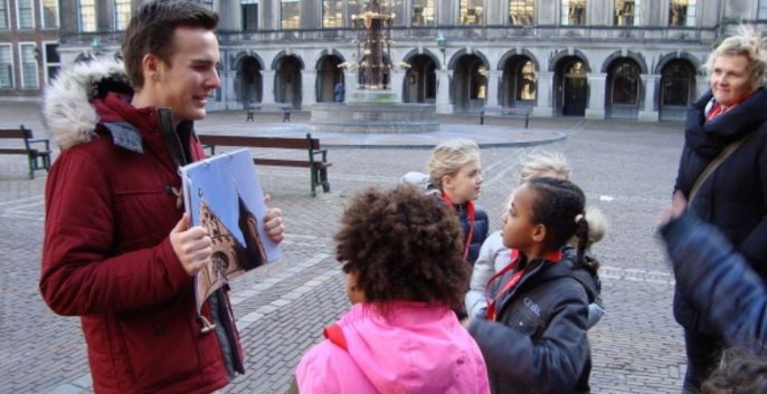 Rondleiding voor kinderen door het Binnenhof. Foto: Pro Demos