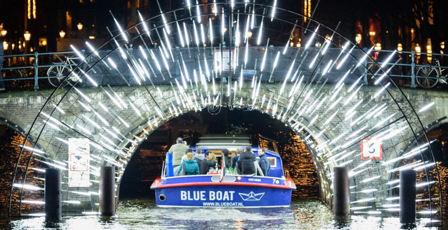 Dankzij een audioguide of gids leer je alles over de lichtkunstwerken tijdens je rondvaart. Foto: Blue Boat Company © Arjan Broek.