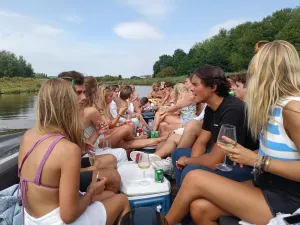 Varen buiten Groningen kan ook. Foto: Bootje Speciaal