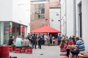 Gezellig napraten en bier drinken. Foto: Brouwerij De Koninck.