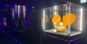 Ervaar dancemuziek op heilige Amsterdamse grond Bekijk bij Our House unieke objecten, zoals het masker van de Canadese dj Deadmau5. Foto: Redactie DagjeWeg.NL