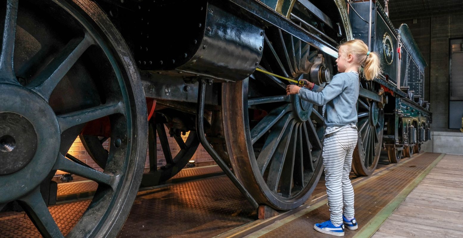 Oh, wat is hij groot! Bij het Spoorwegmuseum zie je niet alleen allerlei historische treinen, je kunt ze ook onderzoeken. Foto: Spoorwegmuseum @ Anne Reitsma Fotografie
