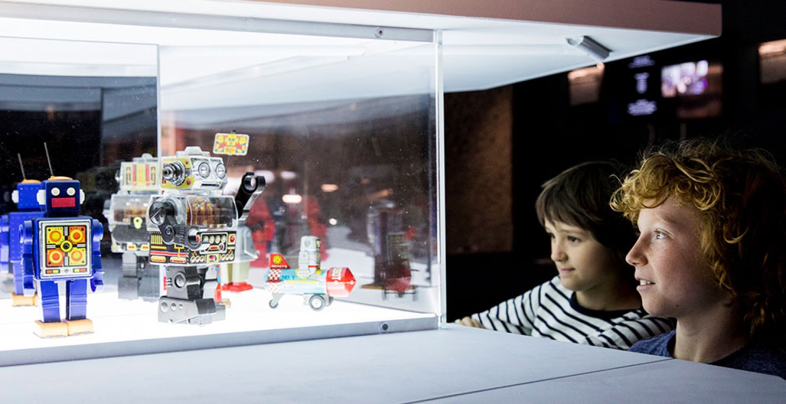 Niet alle robots in de sciencefiction zijn zo schattig als deze speelgoedrobots van circa 1950-1970. Foto: Tristan Fewings / Getty Images, bijgesneden voor DagjeWeg.NL