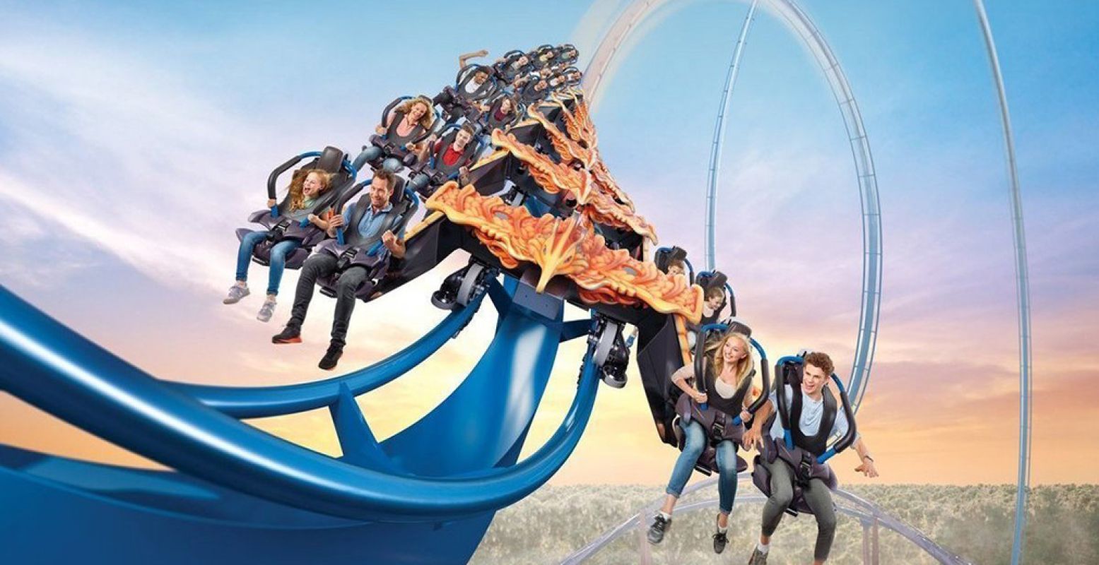 Een letterlijke speeddate: als tortelduifjes in de FeÃ±ix razendsnel door de lucht sjezen. Foto: Attractiepark Toverland.