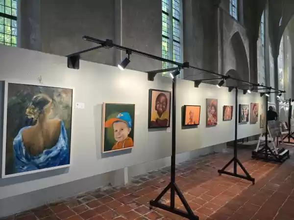 Expositie Schilderskring Diever  Zomerexpositie in de Hervormde kerk. Foto: Ina Vaas