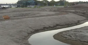 Nieuw: Biesbosch van beton! Wandel over het verharde wandelpad langs de kronkelende kreek. Foto: Biesbosch Museumeiland.