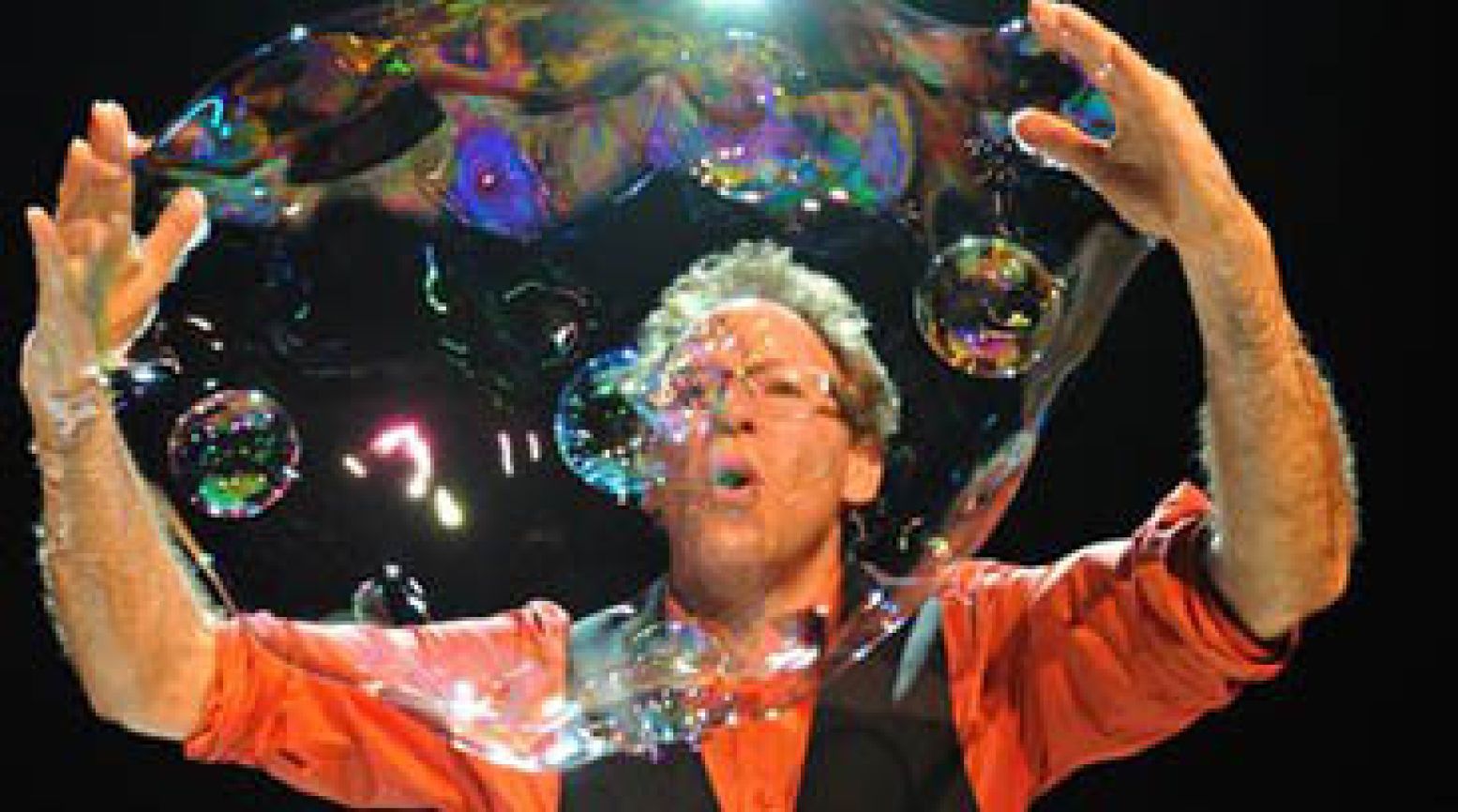 Amazing Bubble Man maakt de mooiste vormen met zeepsop. Foto: Science Center Nemo