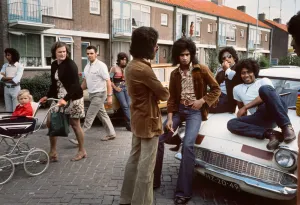 Zuid-Molukkers, Tiel, 1970 © Ed van der Elsken (1925-1990) Foto: Nederlands Fotomuseum / persbeelde Zuid-Molukkers, Tiel, 1970 © Ed van der Elsken (1925-1990) Foto: Nederlands Fotomuseum / persbeelde