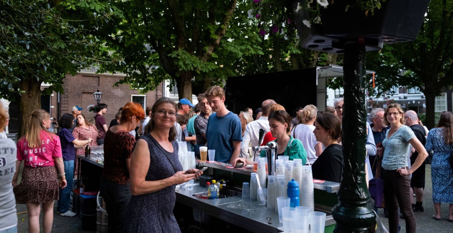 Ga nog even langs bij de bar voordat de film begint. Foto: Leiden International Film Festival © Ga nog even langs bij de bar voordat de film begint. Foto: Leiden International Film Festival ©