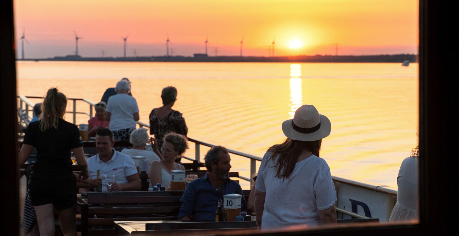 Neem je tijd en geniet van de zonsondergang. Foto: Cor van der Waal Neem je tijd en geniet van de zonsondergang. Foto: Cor van der Waal