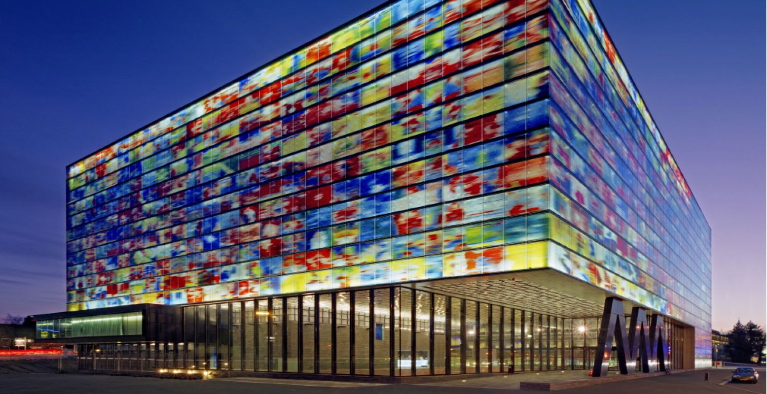 Het gebouw van Beeld en Geluid. Het museum gaat vernieuwen en is tijdelijk gesloten, maar in het gebouw blijven er evenementen en activiteiten plaatsvinden. Foto: Beeld en Geluid © Daria Scagliola en Stijn Brakkee.