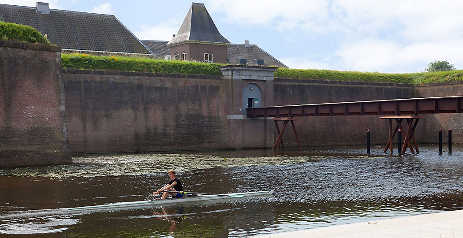 Bezoek de Citadel via de smalle loopbrug over de Aa. Foto: Zuiderwaterlinie Â© Lieske Meima