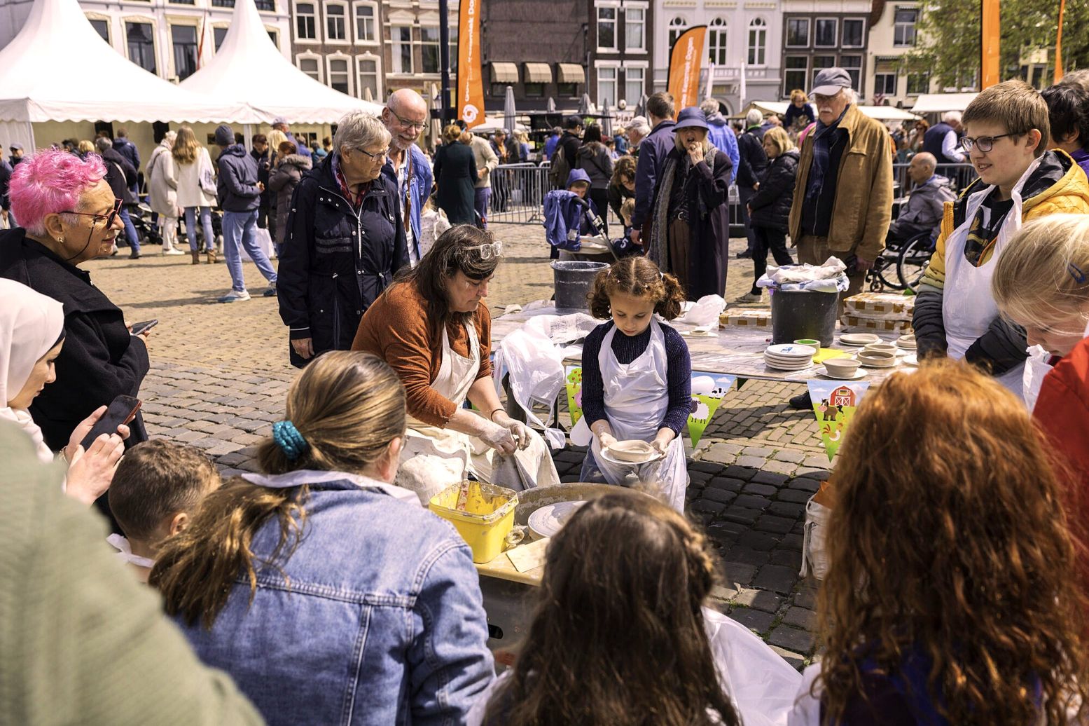 Bewonder keramische kunst en demonstraties, shop bij honderd kraampjes vol keramiek en ga ook zelf aan de slag. Foto: Gemeente Gouda Bewonder keramische kunst en demonstraties, shop bij honderd kraampjes vol keramiek en ga ook zelf aan de slag. Foto: Gemeente Gouda