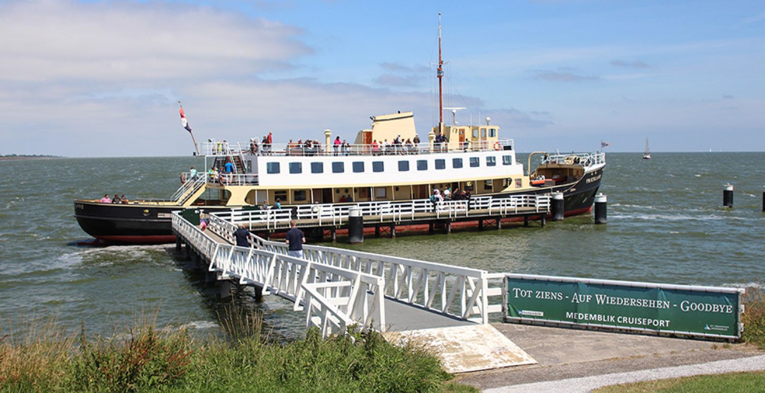 Vanaf Medemblik reizen we verder per boot. Schip ahoy! Foto: DagjeWeg.NL.