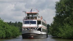 Boot vaart door de Biesbosch