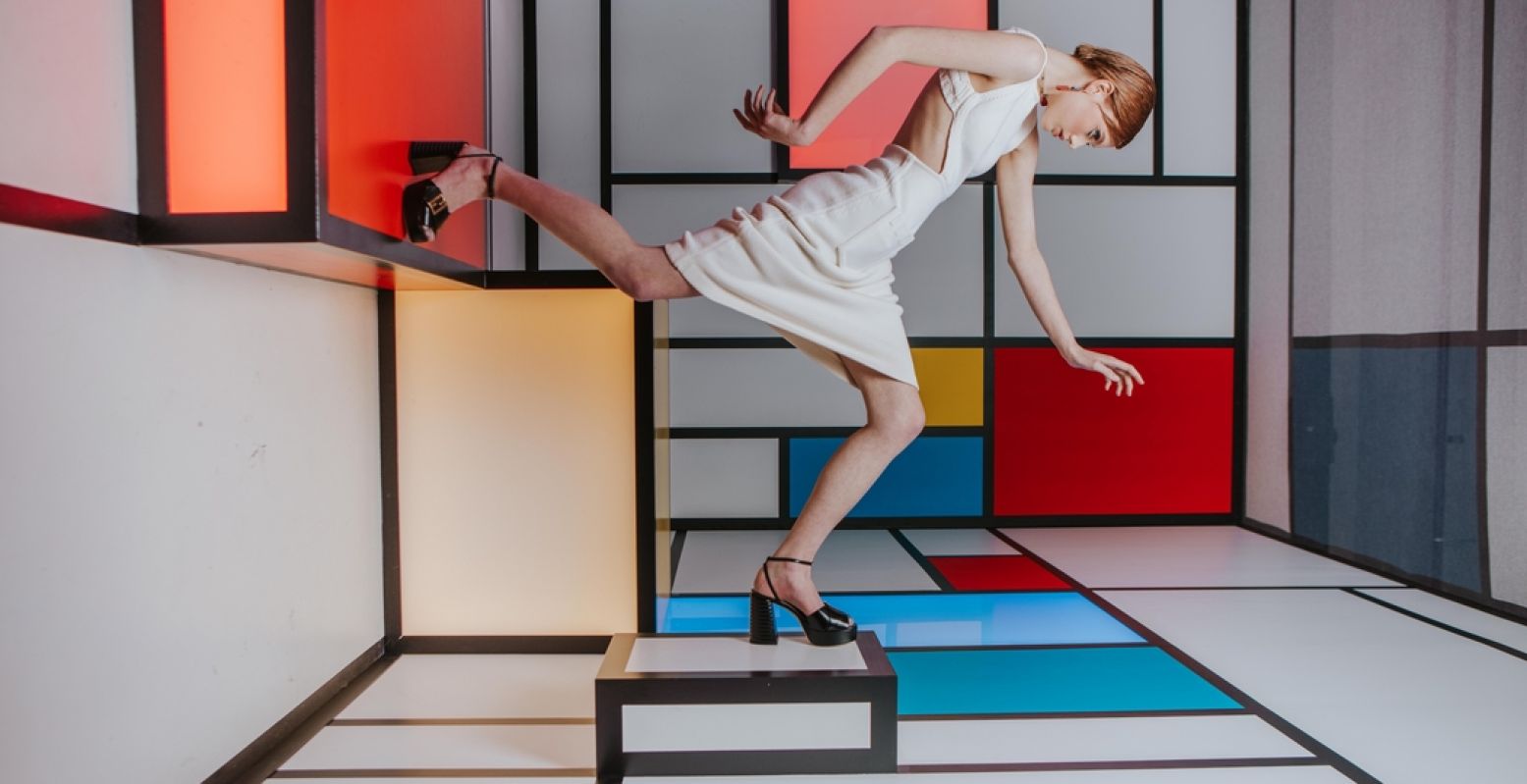 In de Mondriaan Room in Instagram Experience The Upside Down wordt de werkelijkheid even helemaal op zijn kop gezet. Foto: The Upside Down Amsterdam © Rosa Quist