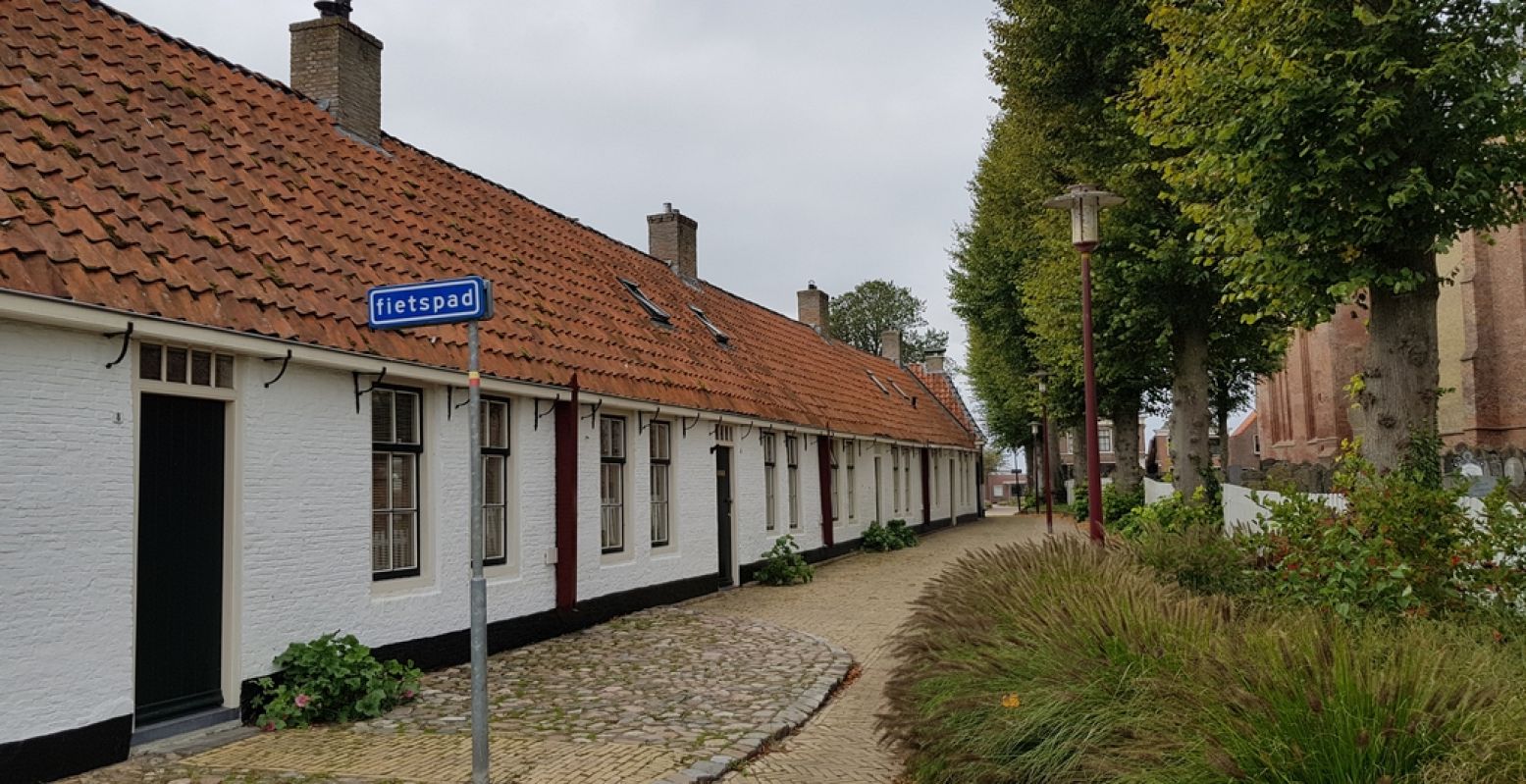 Witte huisjes naast de Grote of Sint-Gertrudiskerk in Workum. Foto: DagjeWeg.NL © Tonny van Oosten