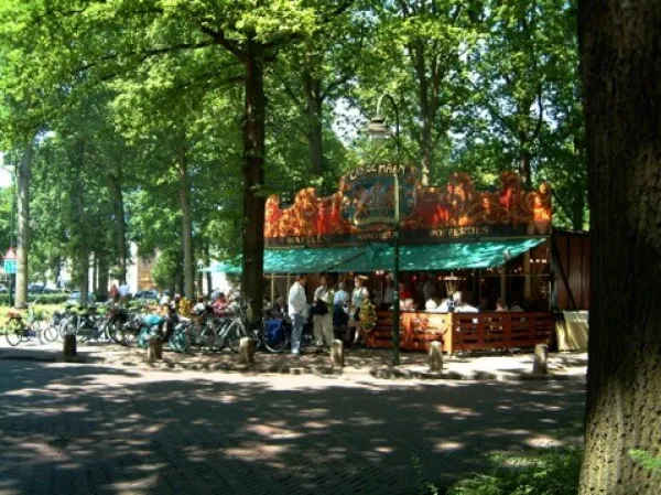 Poffertjes eten in het park