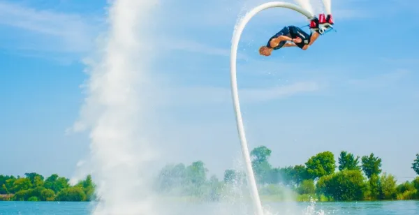 Dolfinarium verrast bezoekers met waanzinnige flyboardshow