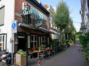 Het terras ligt in de mooie, groene Korte Houtstraat. Foto: DagjeWeg.NL