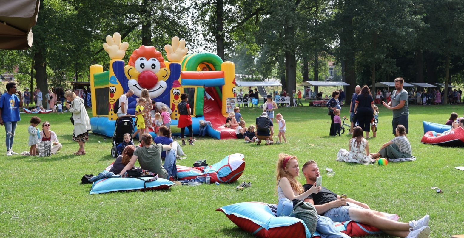 Ontspannen in het park naast de markt. Foto: Zeldzaam Mooi © Ontspannen in het park naast de markt. Foto: Zeldzaam Mooi ©