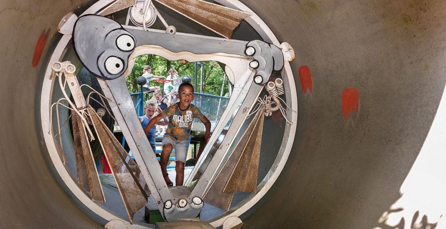 Spelen met, in en op de kunstige speeltoestellen van de Spelerij. Foto: De Spelerij