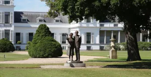 Vaarwel, Paleis Soestdijk: Juliana wuift ons gedag Het beroemde standbeeld van Bernhard en een wuivende Juliana voelt als vaarwel. Foto: DagjeWeg.NL / Coby Boschma.