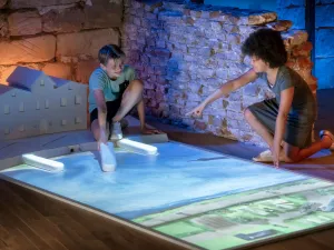 Ontdek nog meer via de interactieve schermen. Foto: Museum De Bastei